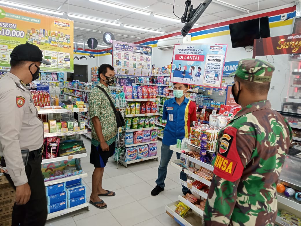 Polsek Kerumutan dan Babinsa Koramil 15 KK Imbau Pegawai Swalayan Terapkan Prokes