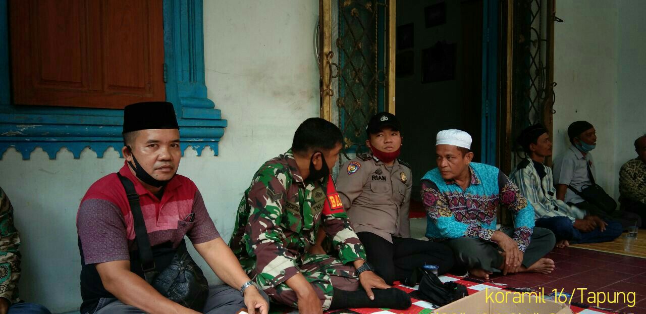 Wujud Kemanunggalan TNI dengan Rakyat, Babinsa Koramil 16/Tapung Takziah ke Rumah Duka