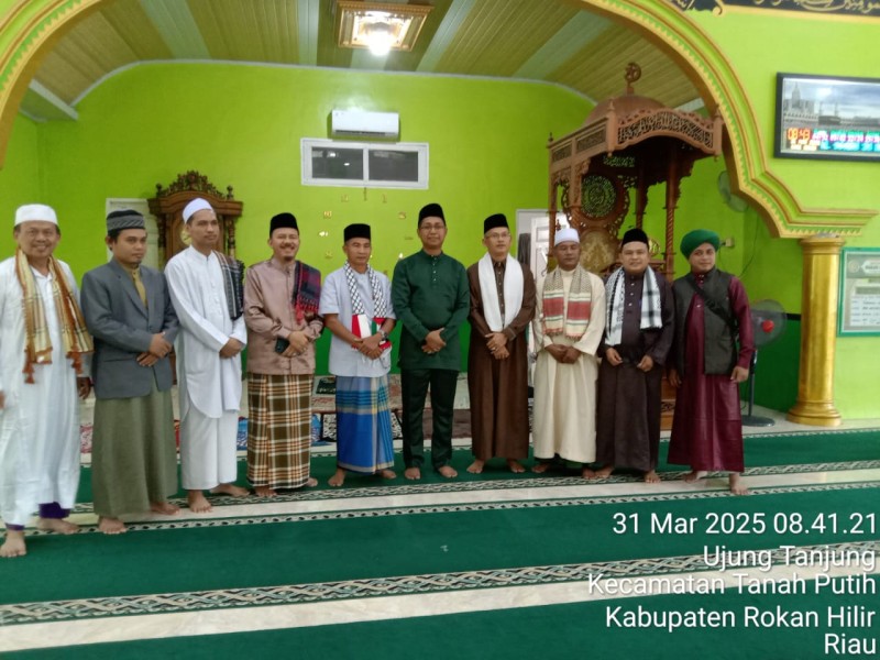 Wabup Rohil Salat Idulfitri di Masjid Baiturrahmah Ujung Tanjung
