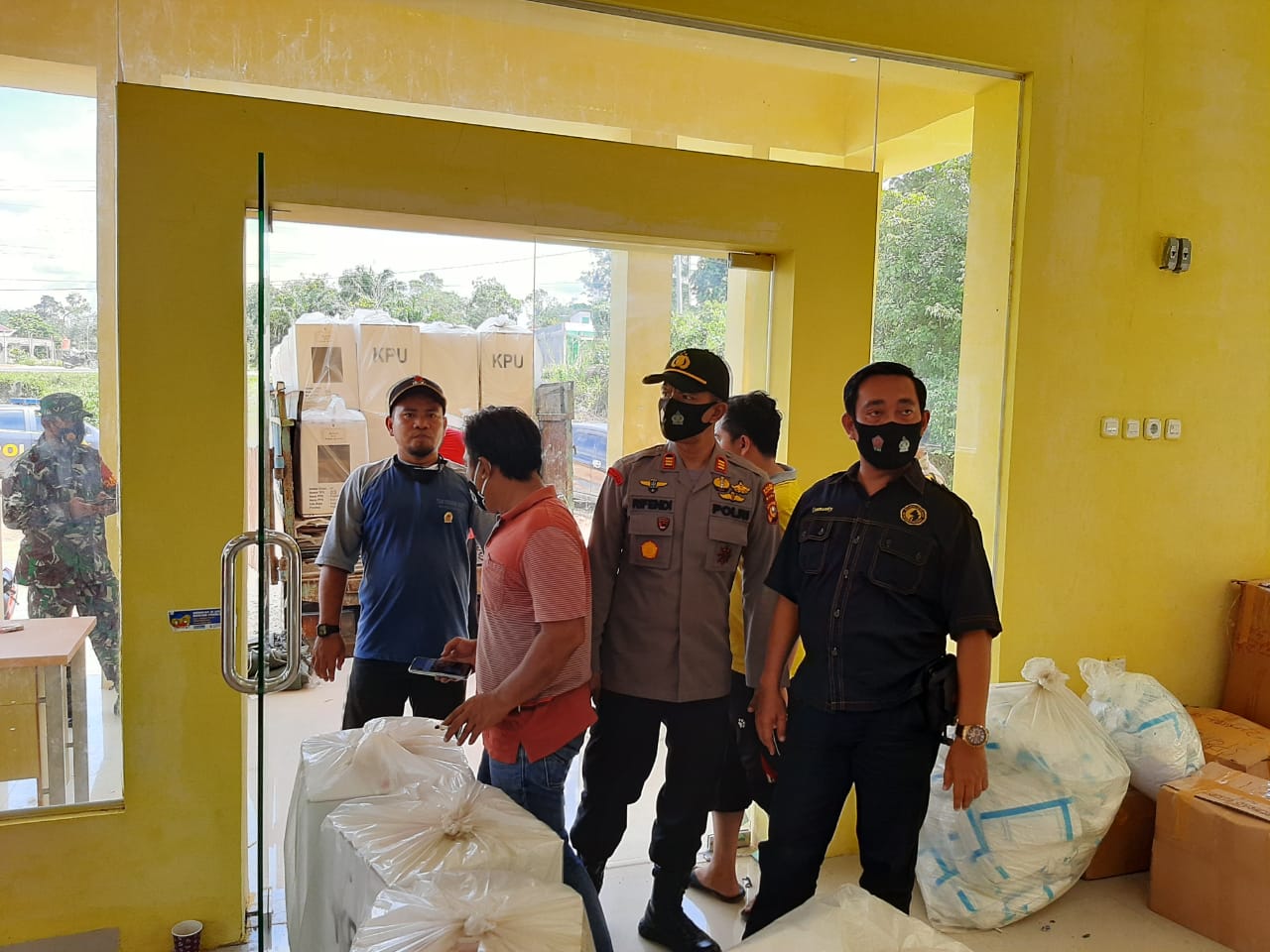 Polsek Ukui Kawal Kotak Surat Suara dari PPK ke KPU Pelalawan