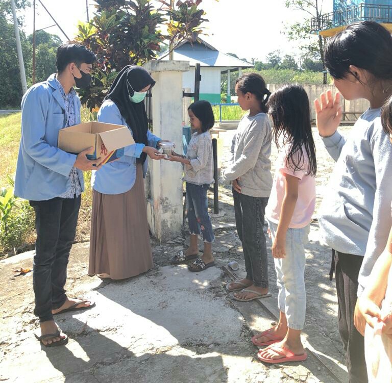Mahasiswa Kukerta UNRI Bagikan Bubur Kacang Hijau Gratis untuk Anak-Anak Desa Koto Sentajo