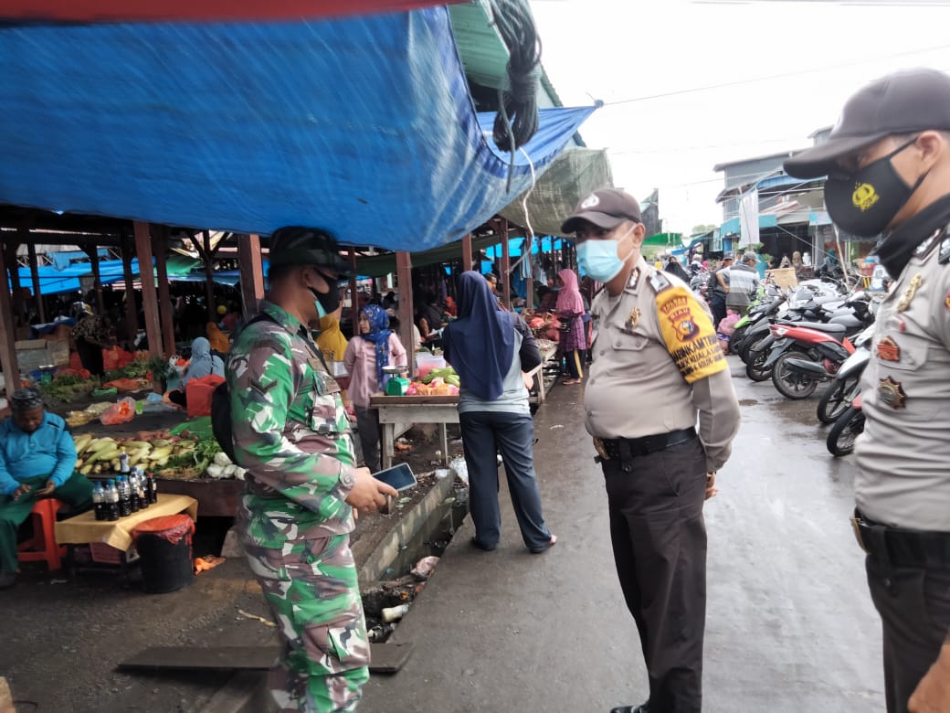 Anggota Polsek Kuala Kampar dan TNI Datangi Pasar Minggu
