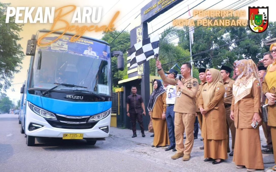 Peluncuran Bus Edutour di SMPN 4 Pekanbaru, Kadisdik Abdul Jamal Dampingi Sekda