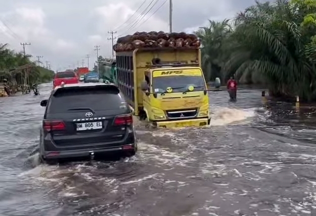 Banjir Lintas Timur Pelalawan Makin Parah, Sistem Buka Tutup Diberlakukan