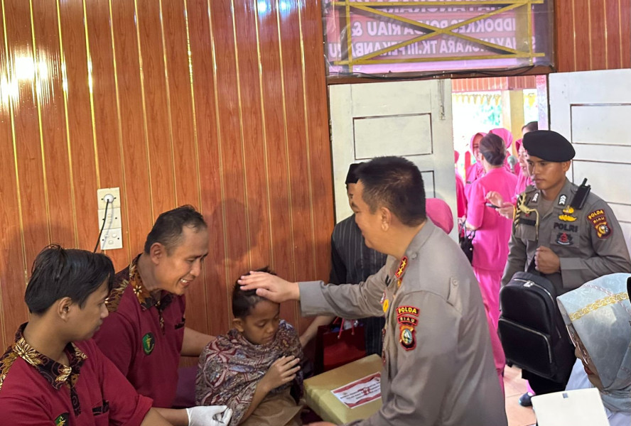 Lanjutkan Kegiatan Baksos HUT ke-77 Bhayangkara, Polda Riau Gelar Sunat Massal Ratusan Anak Kurang Mampu di Pekanbaru