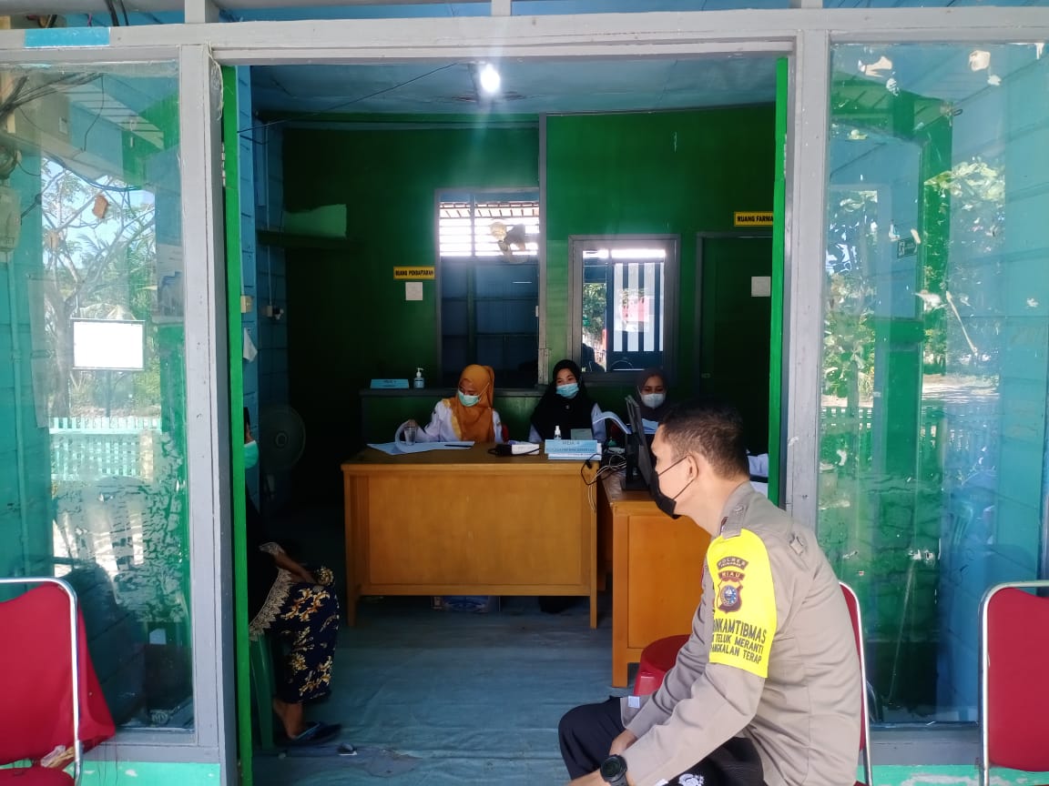 Vaksinasi di Puskesmas Teluk Meranti Diawasi Kepolisian