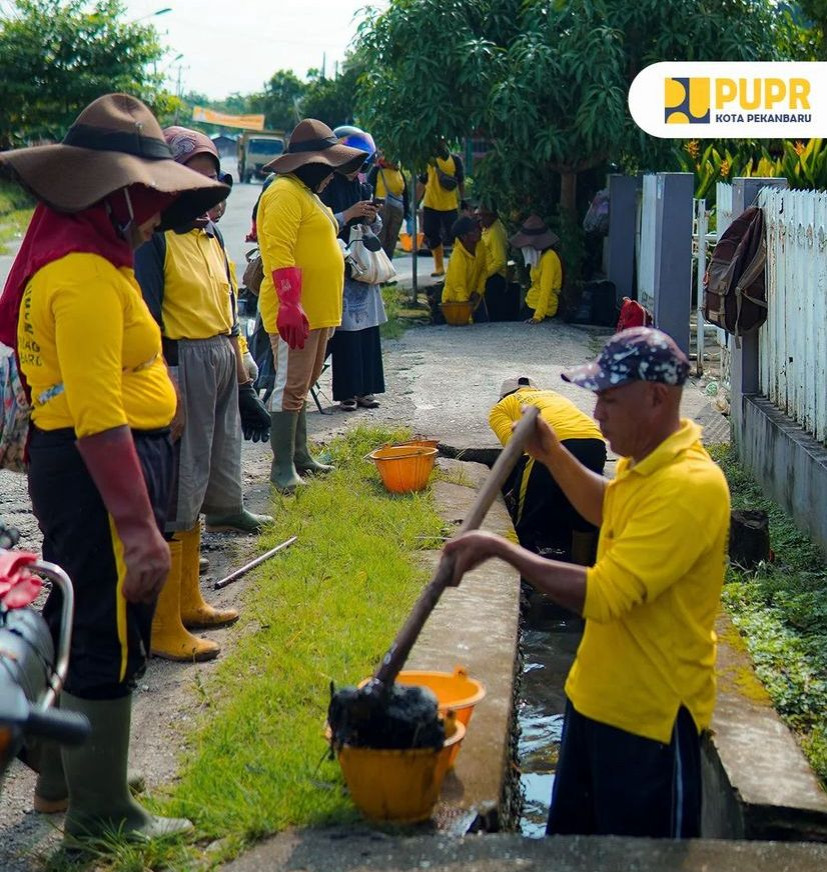 Mencegah Banjir, Dinas PUPR Pekanbaru Bersihkan Drainase di Jalan Merak dan Jalan Soebrantas