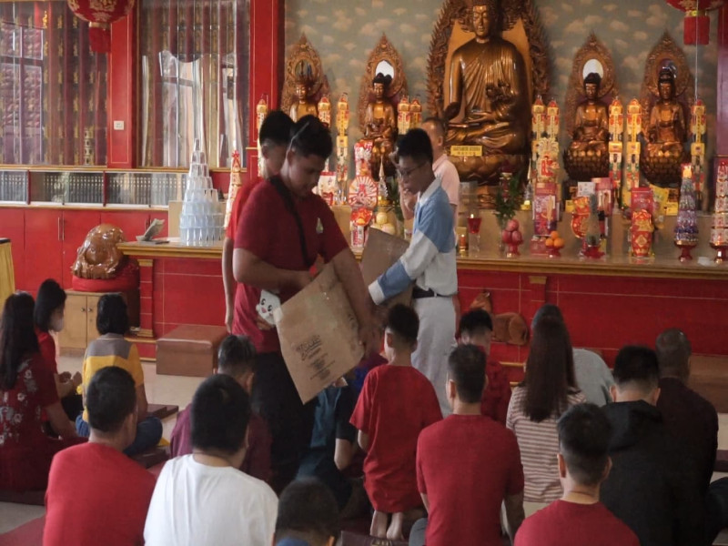 Imlek 2576 di Pekanbaru: Ratusan Umat Tionghoa Padati Vihara Dharma Loka