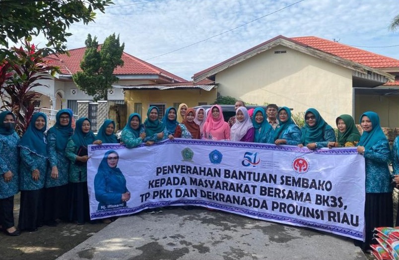 Dampingi Ibu Gubernur, Camat Binawidya Bagikan Sembako di Kelurahan Tobekgodang