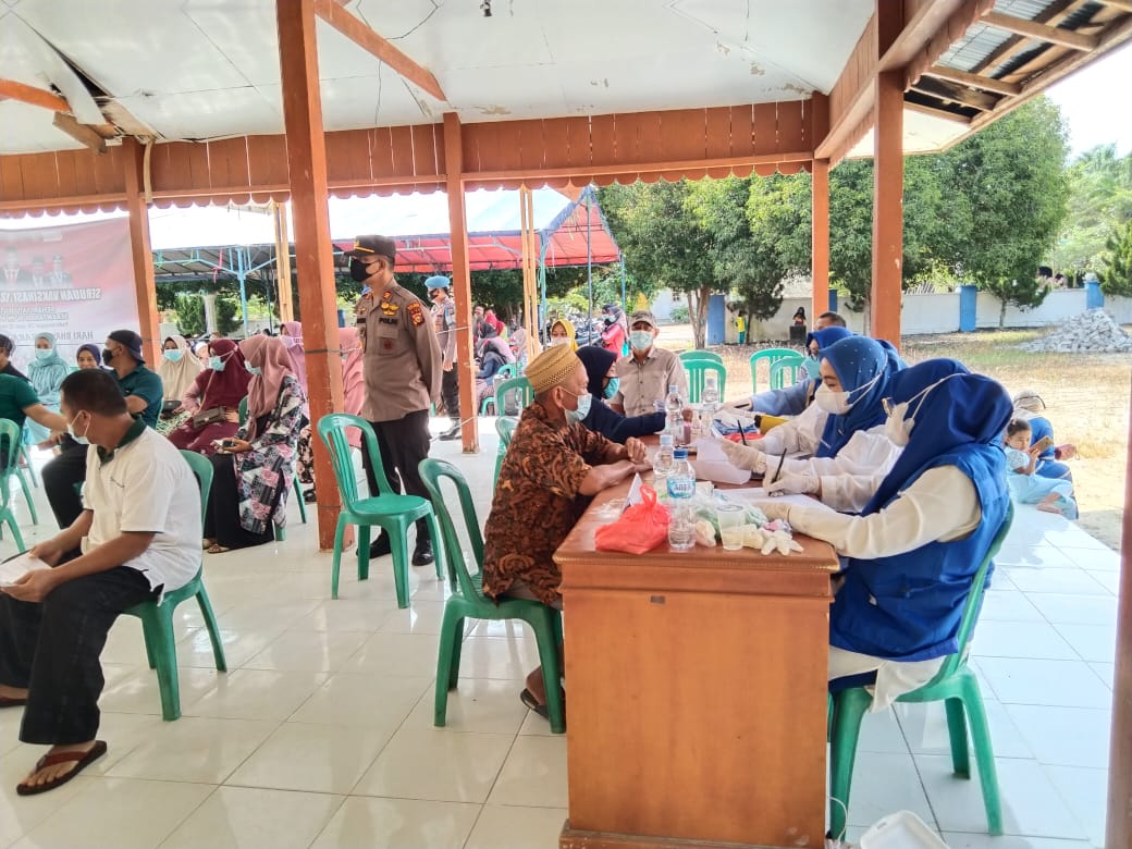 HUT ke-75 Bhayangkara, Polsek Ukui Sukseskan Vaksinasi Nasional Serentak