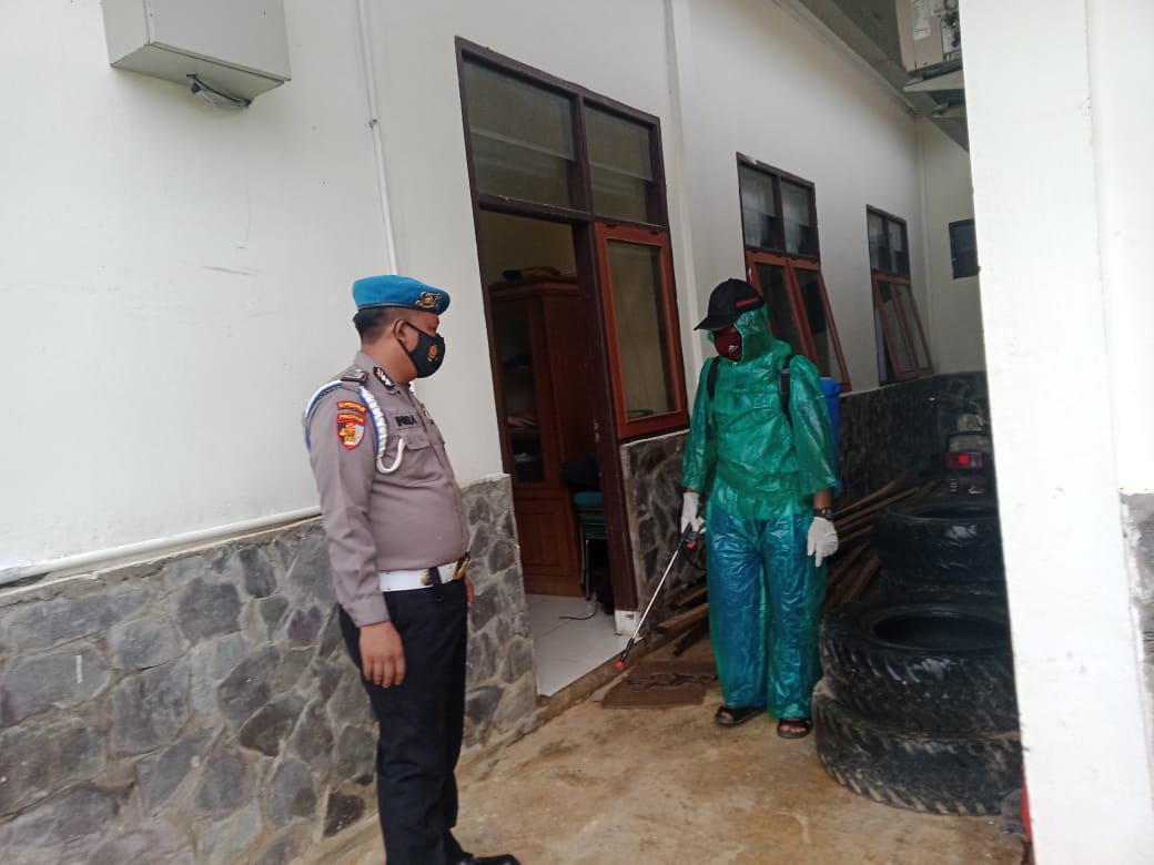 Cegah Covid -19, Polsek Pangkalan Lesung Semprot Desinfektan Lingkungan Kantor