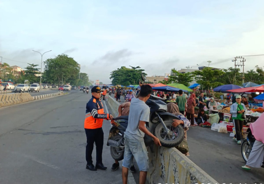 Dishub Pekanbaru Tindak Tegas Parkir Sembarangan di Jalur Flyover Arengka