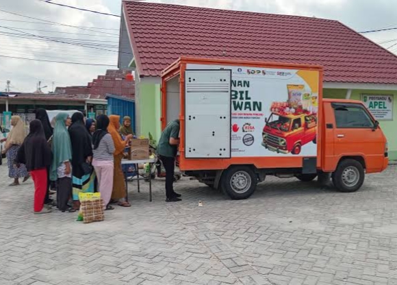 Mobil Pak Iwan Laris Manis, Pangan Murah Jadi Rebutan Warga
