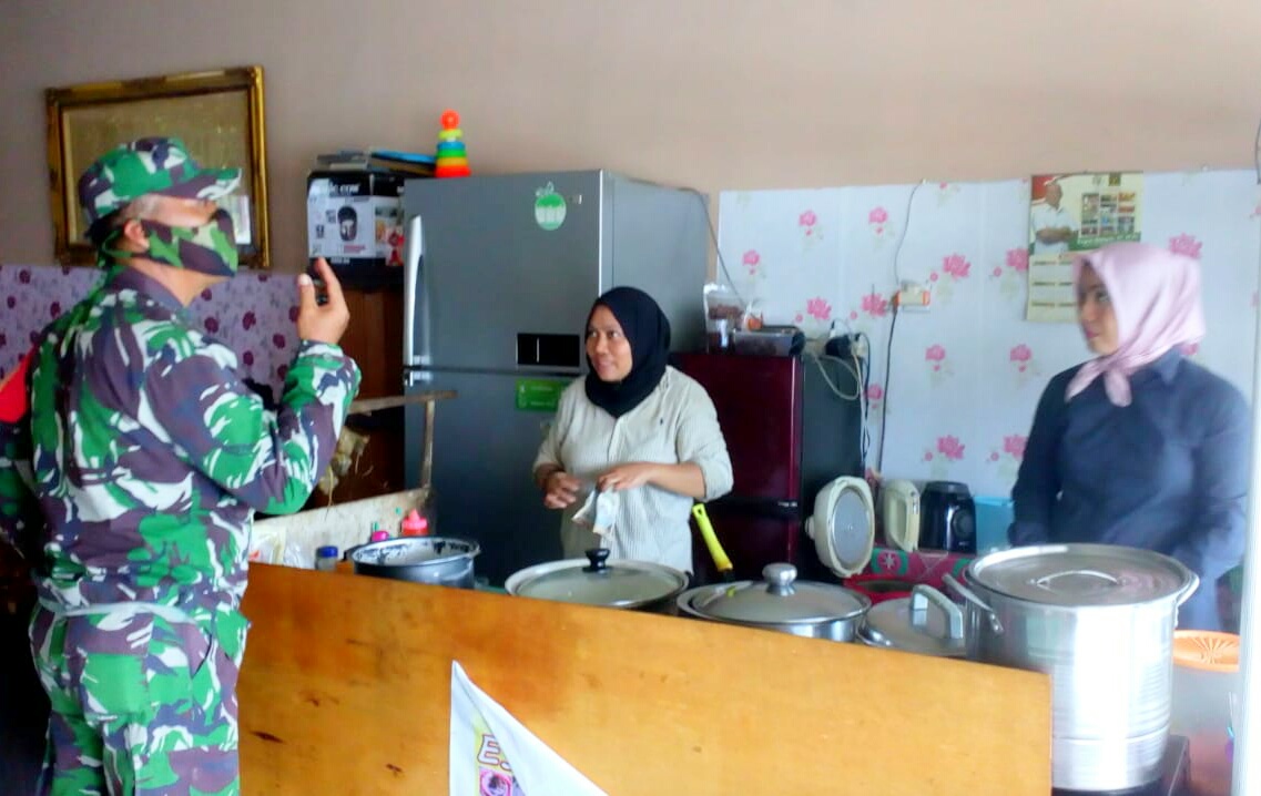 Babinsa Koramil 06/SH Sosialisasikan Antisipasi Bahaya Covid-19 di Rumah Makan