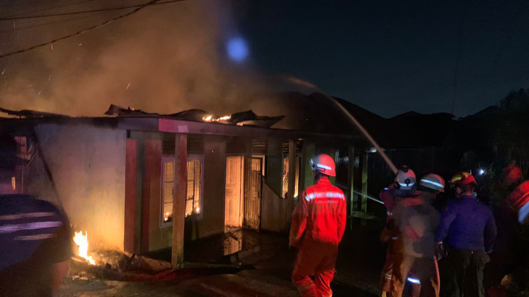 Dua Petak Rumah di Pekanbaru Dilalap Si Jago Merah, Seorang Lansia Meninggal Dunia