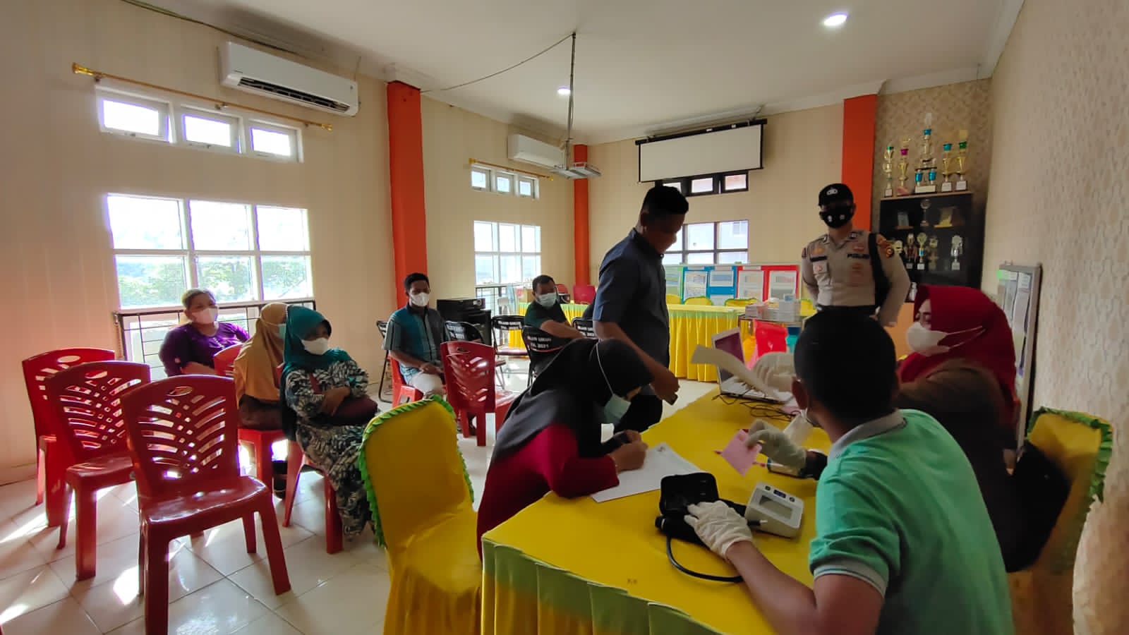 Polsek Ukui Amankan Pelaksanaan Vaksinasi Dosis II di Puskesmas Setempat