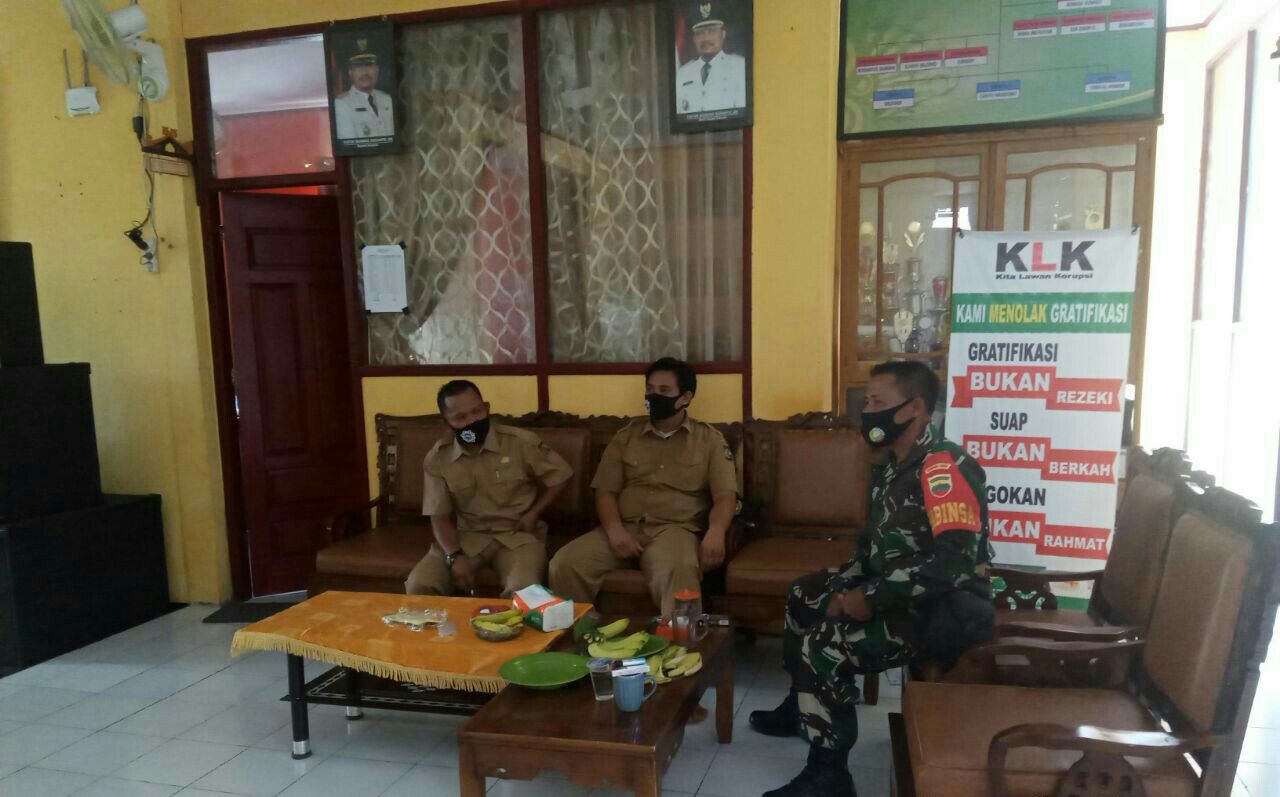 Jalin Silaturahmi, Babinsa Koramil 16/Tapung Komsos Bersama Perangkat Desa Sei Lembu Makmur