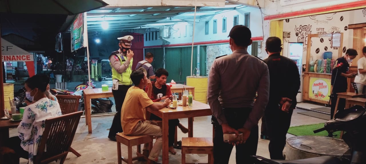 Gelar Yustisi Malam, Polsek Pangkalan Kuras Pantau Kepatuhan Prokes Warga
