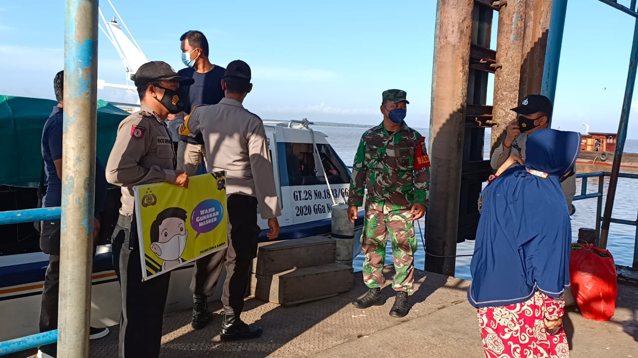 Pantau Prokes, Polsek Kuala Kampar Jaga Ketat Kerumunan Masyarakat di Pelabuhan