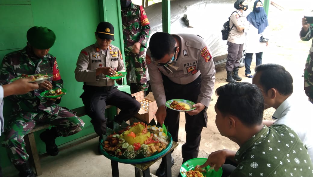 HUT ke-75 TNI, Polsek Ukui Beri Surprise ke Pos Ramil /04 Pangkalan Kuras