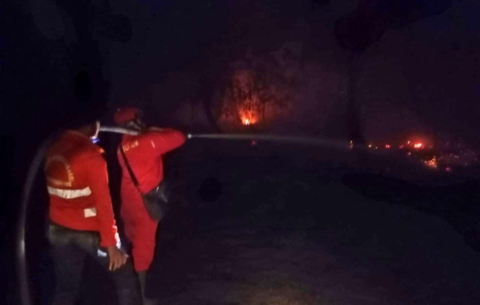 Tim Gabungan Berjibaku Hingga Malam Hari Padamkan Lahan Gambut Yang Terbakar di Siak
