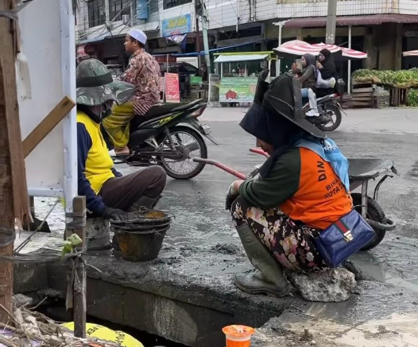 Dinas PUPR Pekanbaru Lanjutkan Pembersihan Drainase Jalan Teratai dan Cempaka