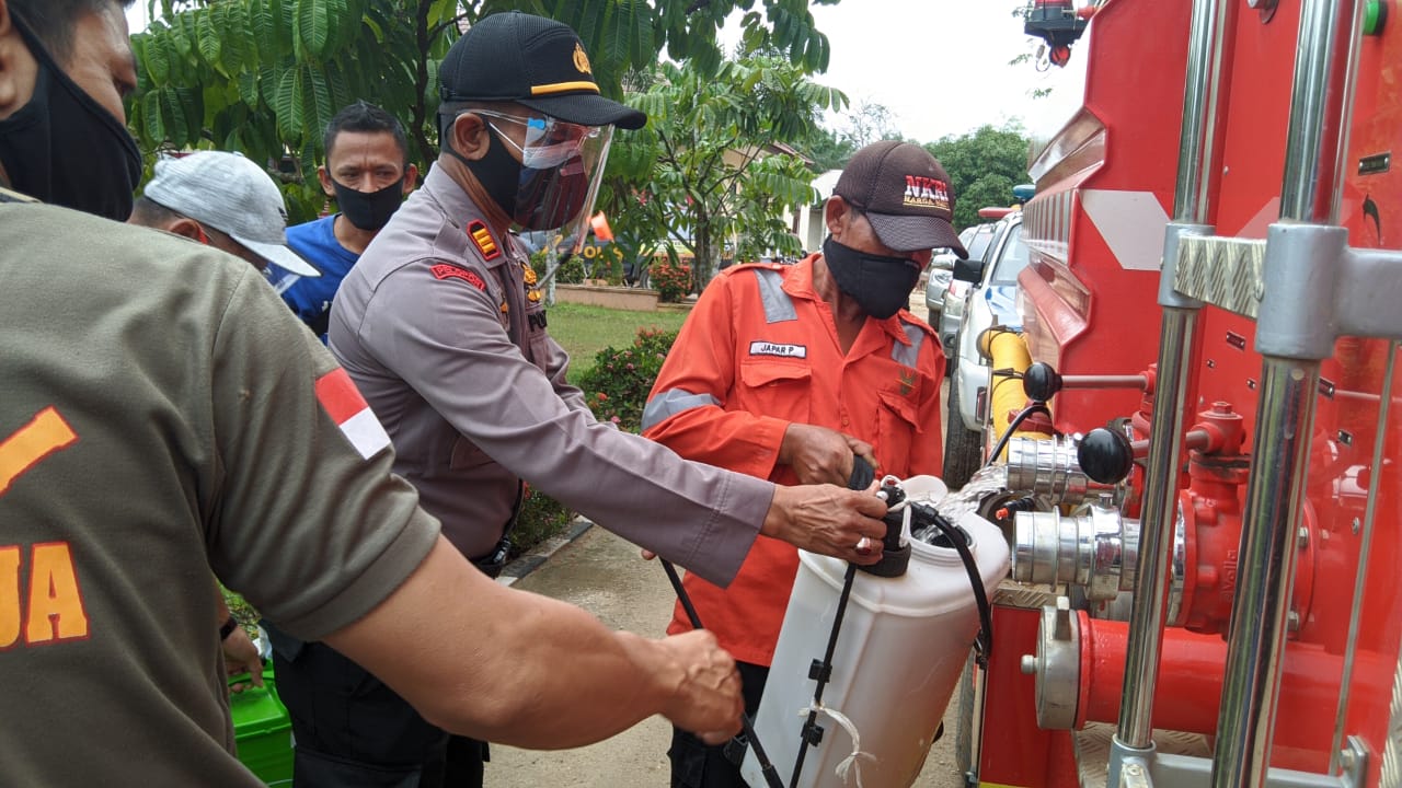Kapolsek Ukui Pimpin Penyemprotan Disinfektan