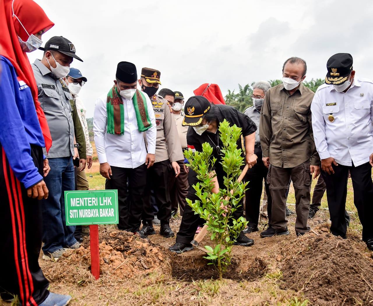 Hari Ibu, Menteri LHK Tanam Pohon Buah di UPSA Desa Kemang Pelalawan