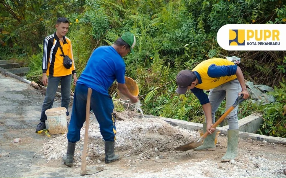 Jalan Amblas Akibat Erosi, Dinas PUPR Pekanbaru Gerak Cepat Lakukan Perbaikan