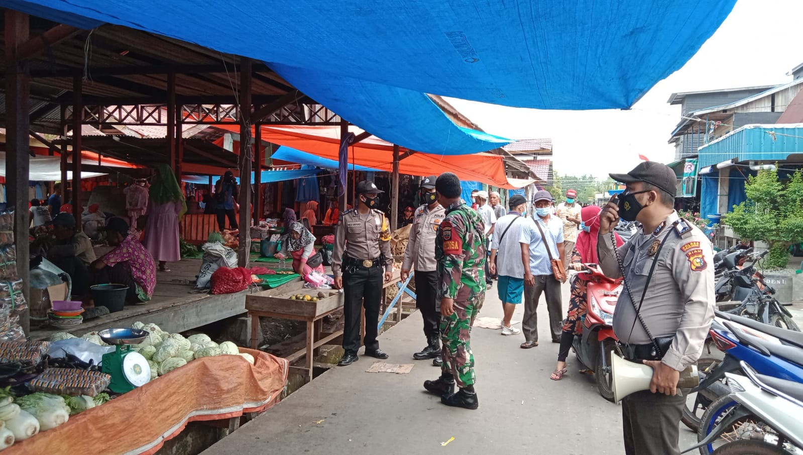 Beri Imbauan Prokes, Polsek Kuala Kampar Pantau Masyarakat di Pasar