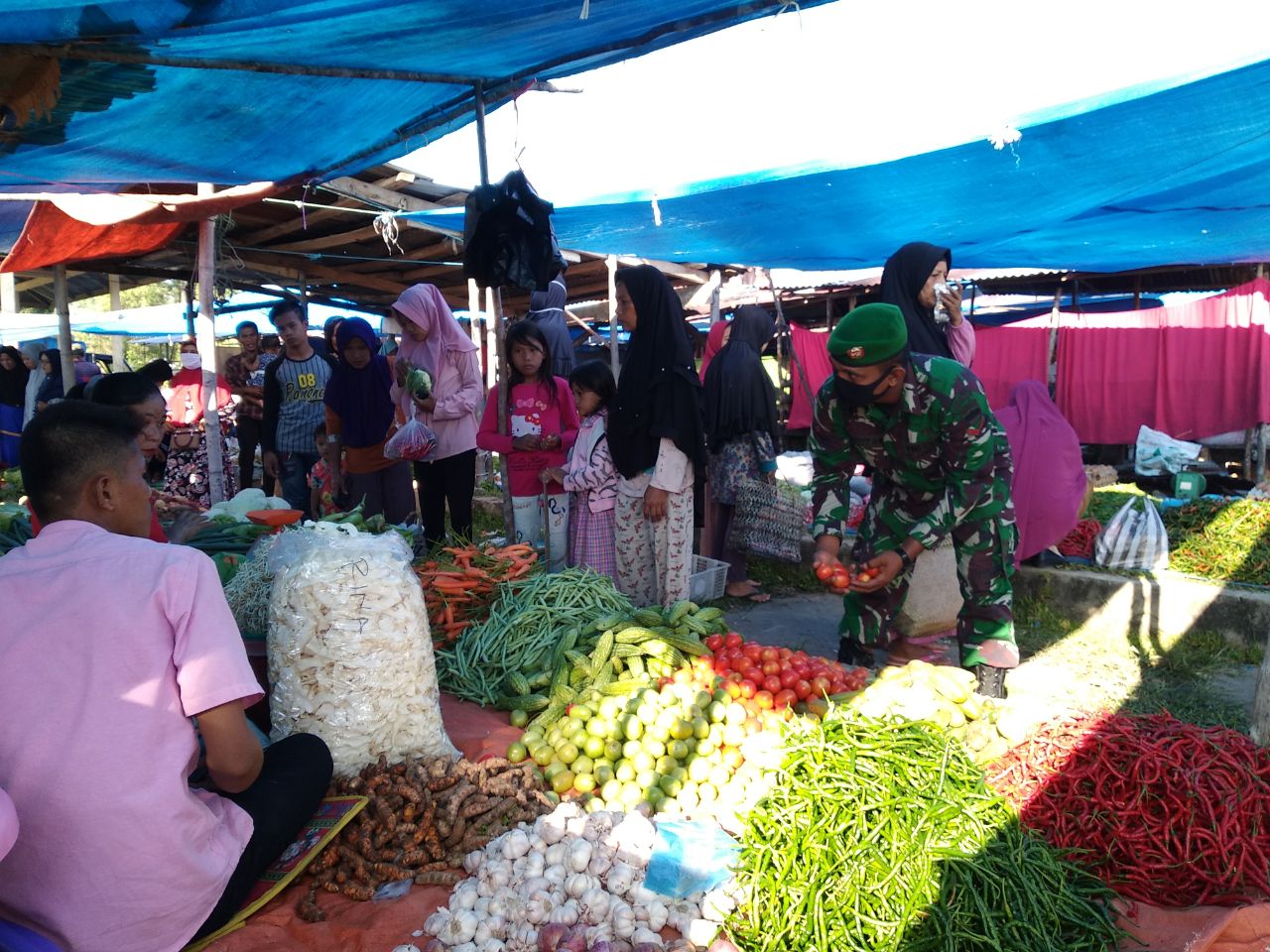 Pasca Lebaran, Babinsa Koramil 12/XIII Koto Kampar Pantau Harga Sembako di Pasar Tradisional