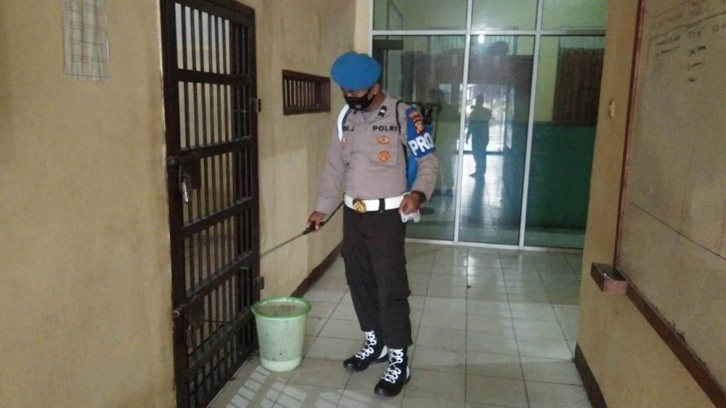 Sterilisasi Mako, Personel Polsek Bandar Sei Kijang Semprotkan Disinfektan di Lingkungan Kantor