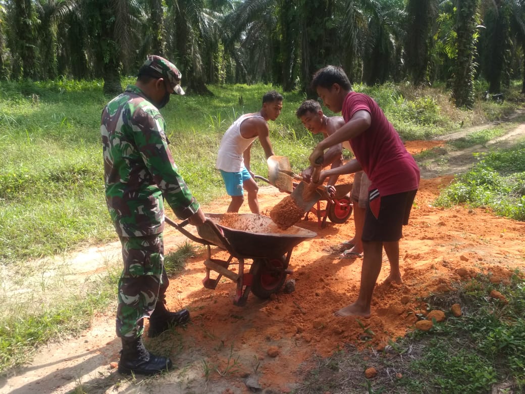 Babinsa Koramil 11/Tambusai dan Warga Gotong-royong Perbaiki Jalan