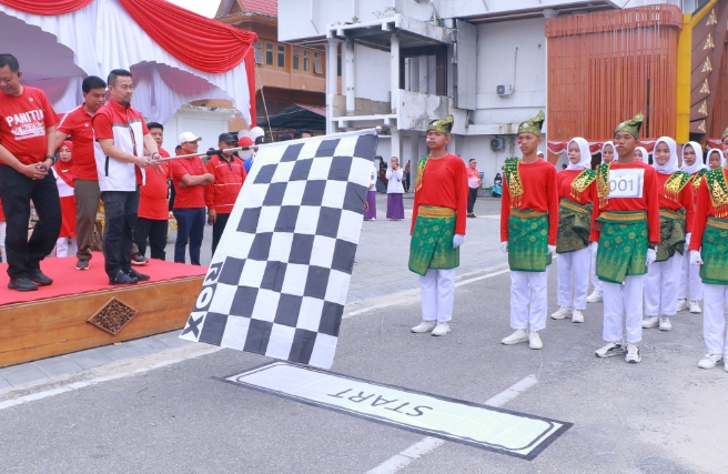 Pj Wako Lepas Ribuan Peserta Gerak Jalan Beregu Pelajar se-Kota Pekanbaru