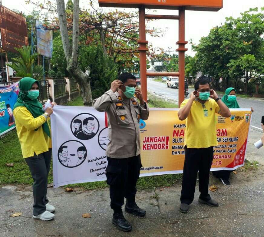 Kapolsek Bandar Sei Kijang bersama Personel Ikut Membagikan Masker