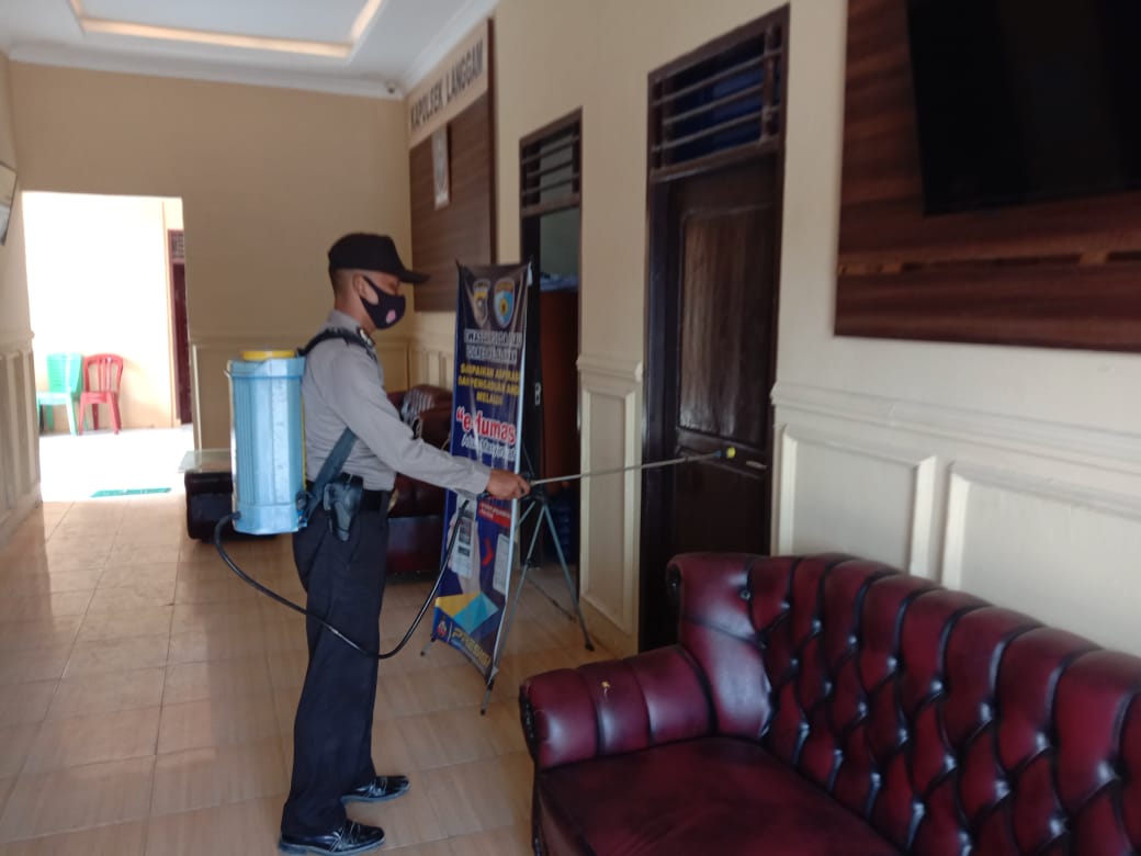 Kantor Polsek Langgam Disemprotkan Cairan Disinfektan