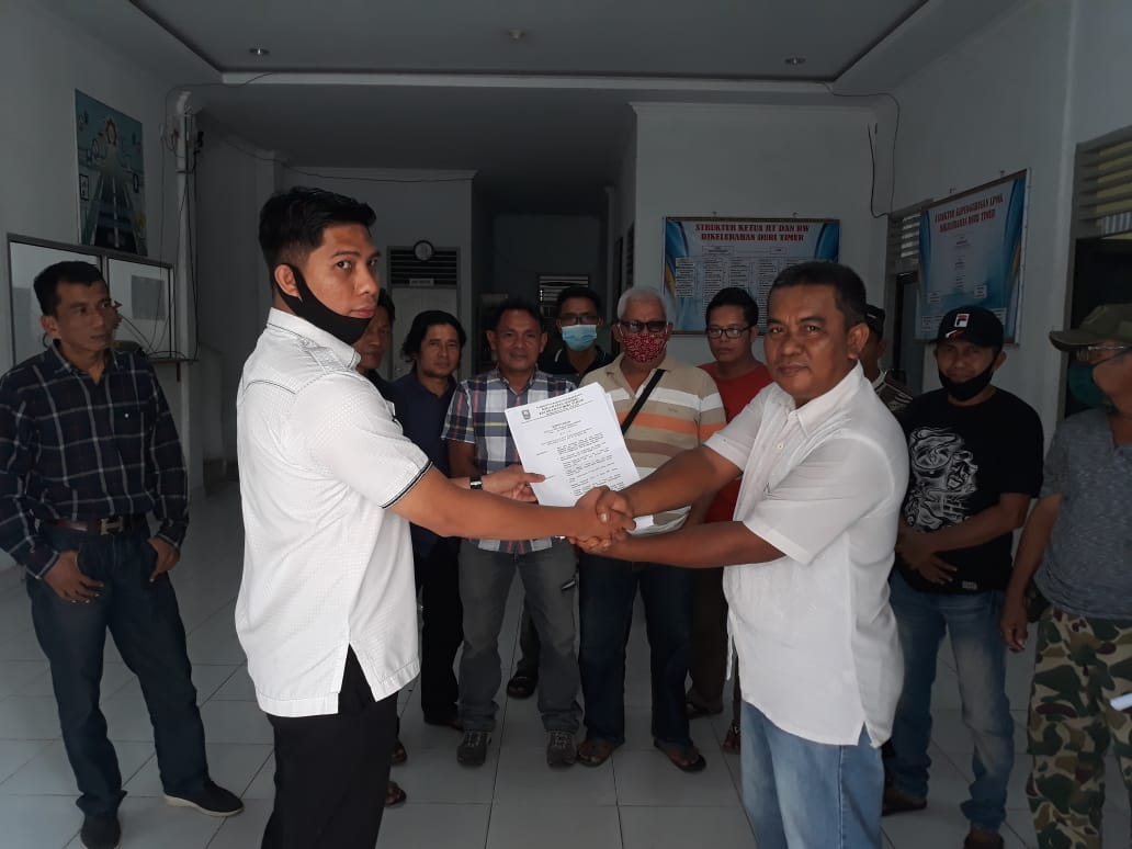 Merasa Dizolimi Pemerintah, Ketua RT, RW dan LPM di Duri Timur Titipkan SK ke Lurah 