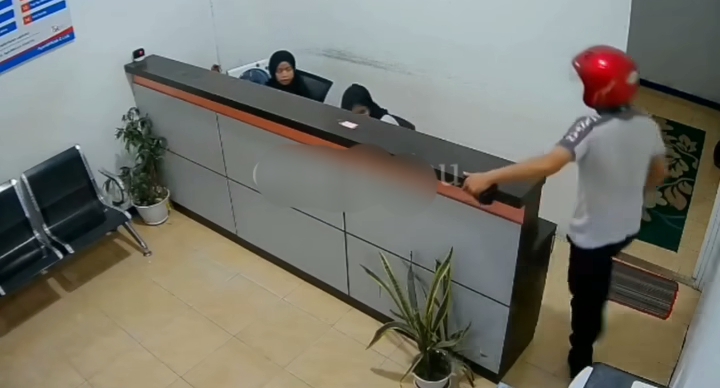 Pria Berhelm Merah Rampok BRILink di Pelalawan
