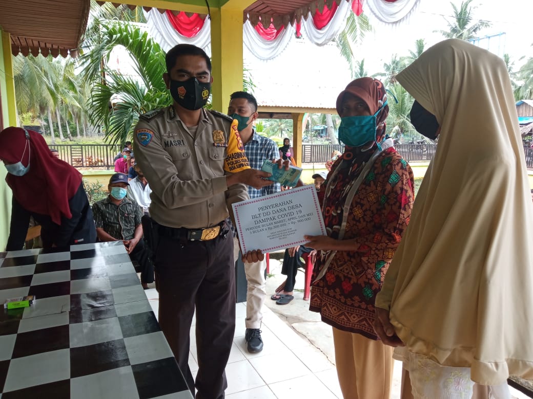 Personel Polsek Kuala Kampar Awasi Penyaluran BLT Dana Desa Tanjung Sum