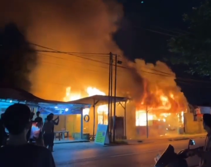 Dua Kios di Jalan Hangtuah Ludes Dilalap Si Jago Merah