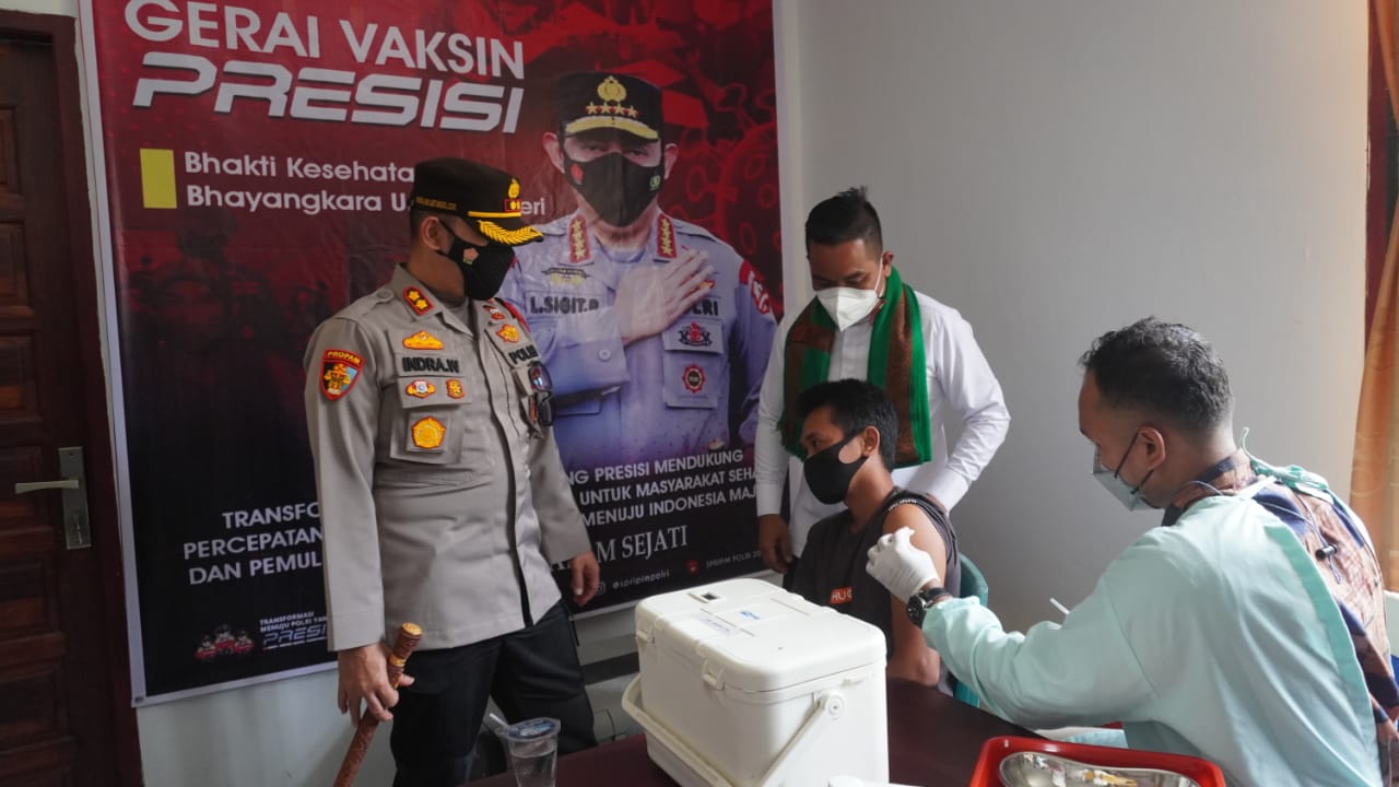 Polres Pelalawan Tinjau Vaksinasi Gotong Royong yang di Taja PT CAS Pangkalan Kuras