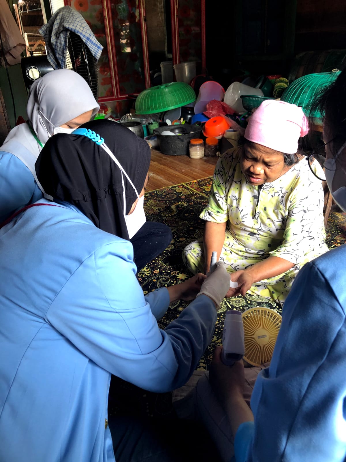 Sosialisasi Kesehatan, Mahasiswa Kukerta UNRI Lakukan Pemeriksa Gula Masyarakat Desa Buluhcina