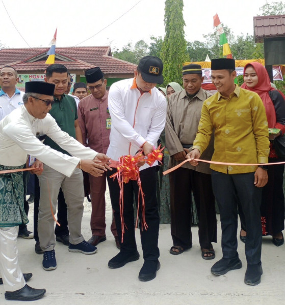 Anggota DPR RI Komisi V H Syahrul Aidi Maazat Lc MA beserta Kepala Desa dan Mahasiswa Kukerta Unri Reamikan Jembatan Beton PISEW di Desa Sungai Tonang