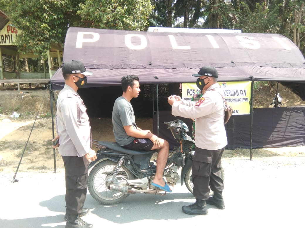 Berjaga di Posko Covid-19, Personel Polsek Kerumutan Awasi Prokes