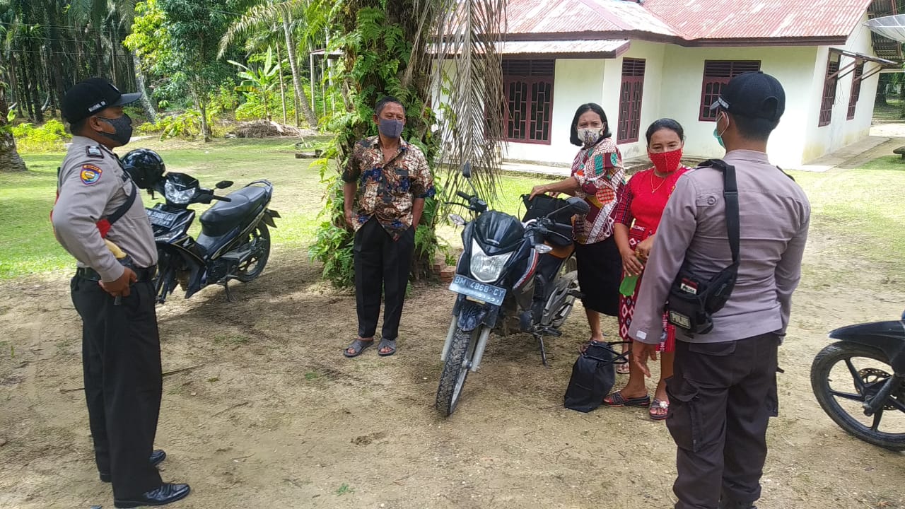 Cegah Penyebaran Covid-19, Polsek Kerumutan Terapkan Protokol Kesehatan Pada Jemaat Gereja
