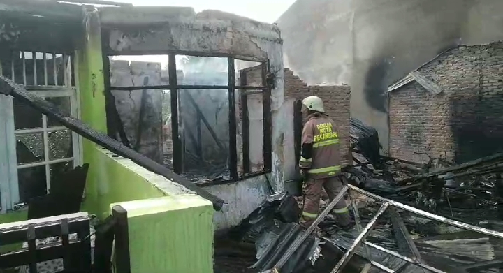 Kebakaran Terjadi di Jalan Tengku Bey, Dua Unit Rumah Hangus Terbakar