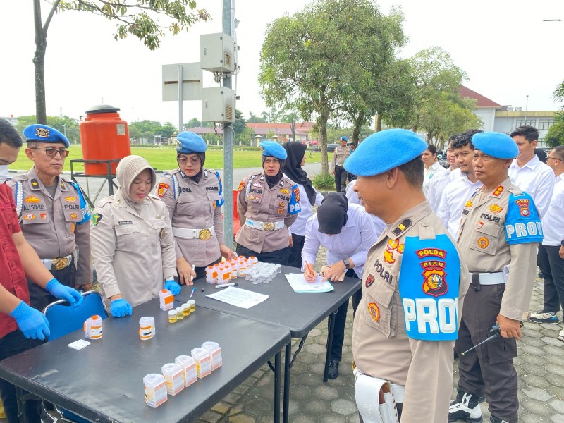 Polda Riau Gelar Tes Urine Mendadak, Seluruh Personel Dinyatakan Negatif Narkoba