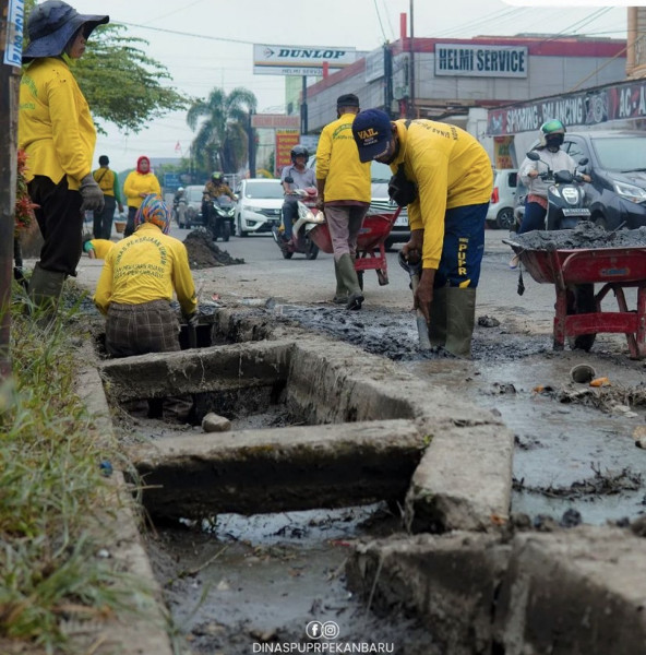 Normalisasi Drainase di Tiga Titik, PUPR Pekanbaru Kerahkan Pasukan Kuning
