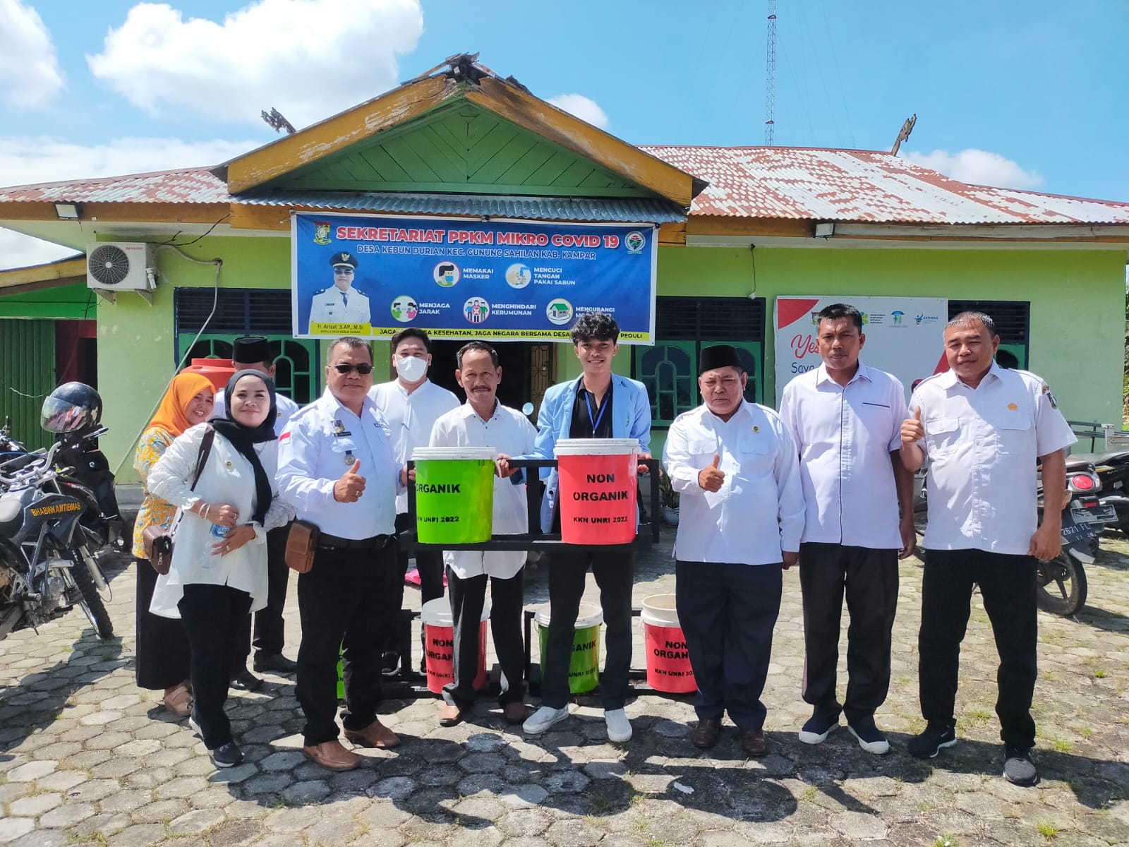 Pembuatan dan Penyerahan Tempat Sampah oleh Mahasiswa Kukerta 2022 Desa Kebun Durian