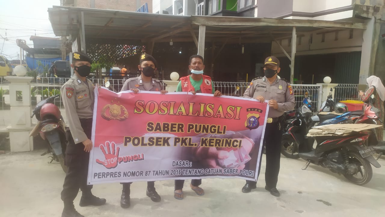 Sambangi Petugas Parkir di Bank, Polsek Pangkalan Kerinci Sosialisasikan Saber Pungli